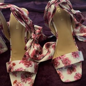 Beautiful sandals and the bag. pretty pink.